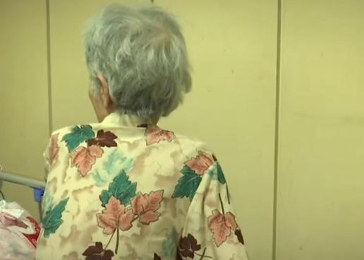 福州，88岁阿婆攒了一辈子钱，127万全款给孙子买房。自己摔得动不了，孙子连看都