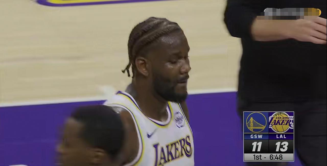 湖人当家中锋艾顿终于扬眉吐气了！在今天进行的湖人和勇士的季前赛中，目前双方的上半