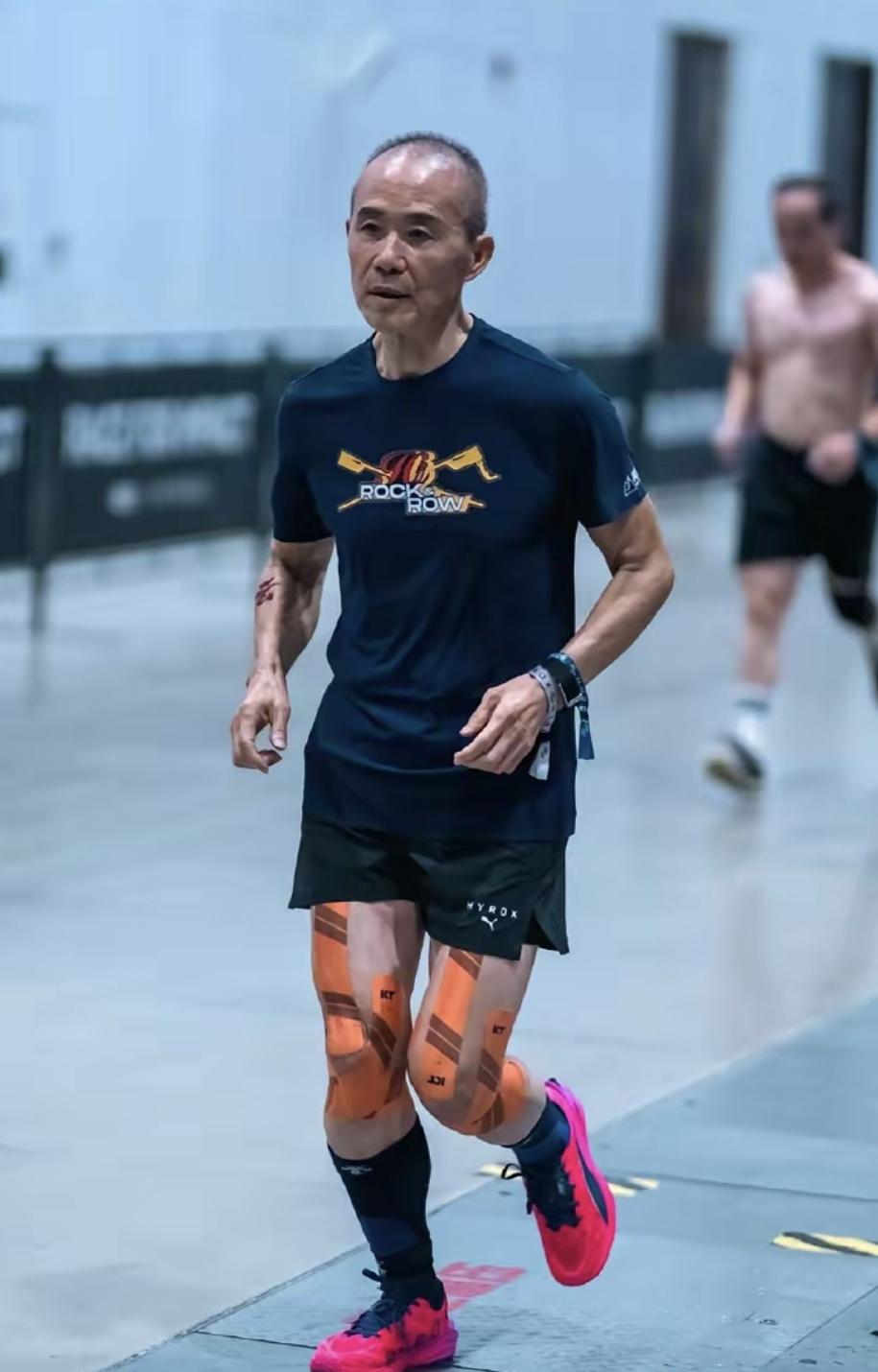 2026年3月22日，北京HYROX赛场上，王石冲线了。成绩1小时40分27秒，