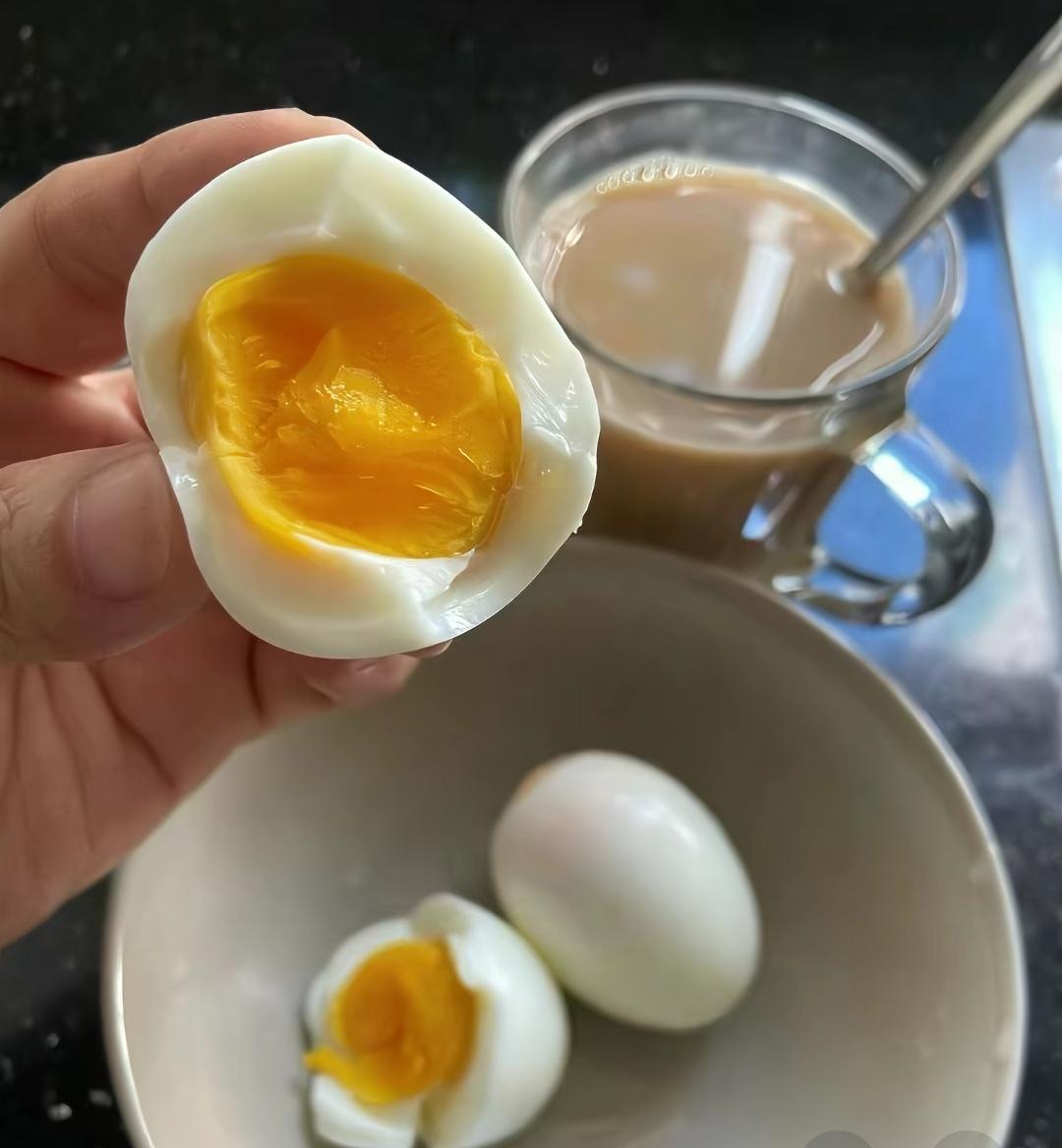 我每天早餐都吃鸡蛋，感觉好处多多。鸡蛋营养丰富，富含优质蛋白、维生素和矿物质，能
