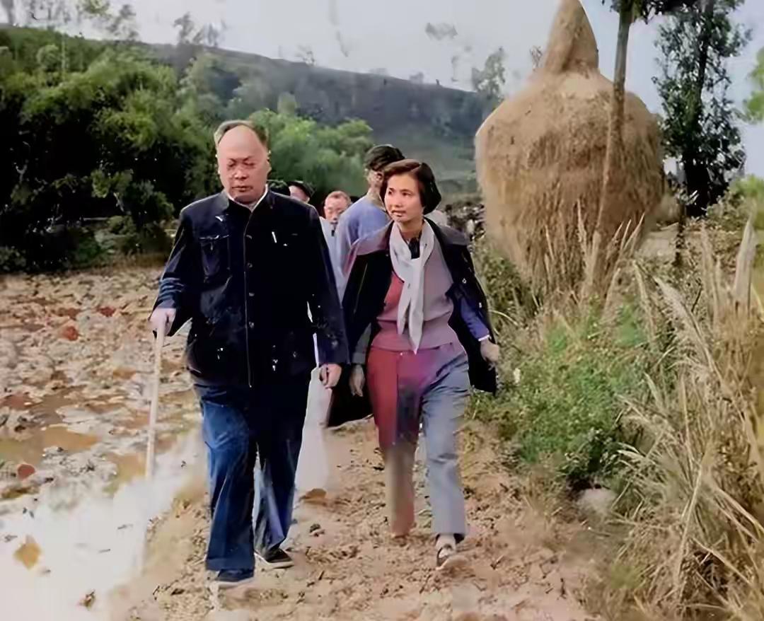 张茜有多美？1959年和陈毅的合影，她37岁，端庄优雅，气质非凡这张照片里