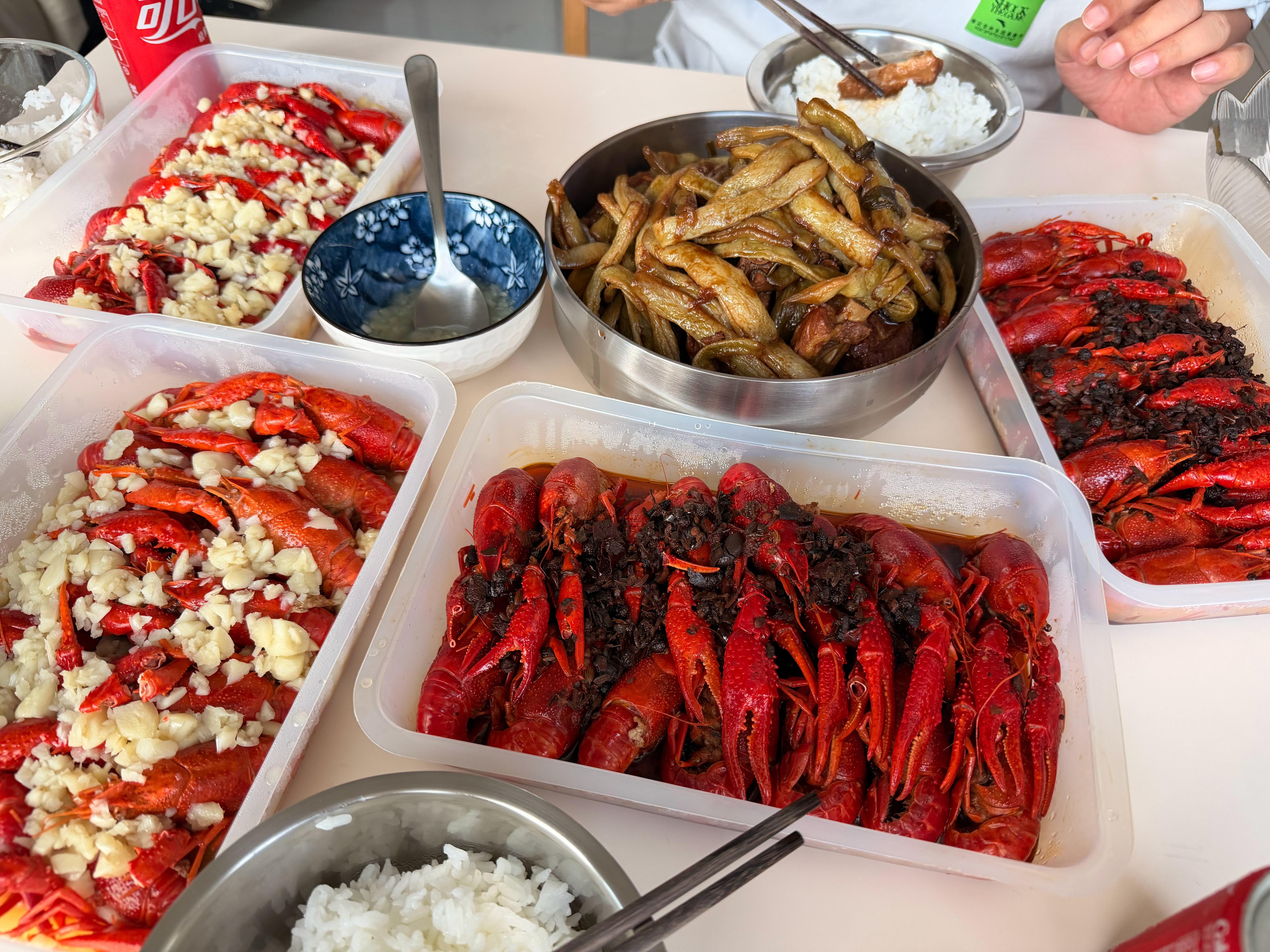 好友带来四盒小龙虾，肉超级厚，我在炖个排骨，完美