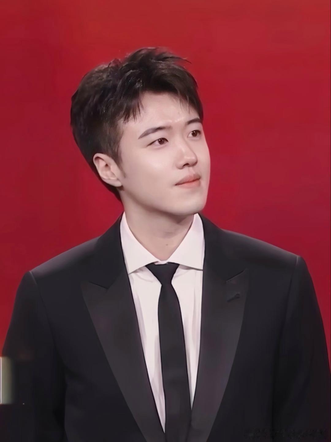 1.张哲华目前的资源势头不错，即将与宋祖儿搭档出演悬疑新剧《寒夜无声》。2.