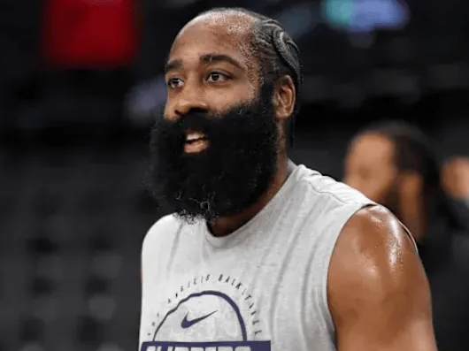 NBA常规赛，快船121-117加时战胜猛龙。此役过后，快船战绩来到18胜23