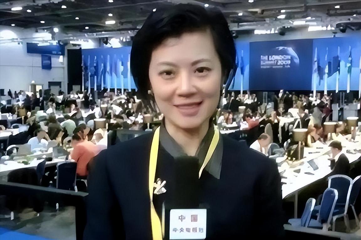 “我愿意放弃中国国籍，自愿加入英国！”2004年，央视美女主持姜丰嫁给英国富豪，