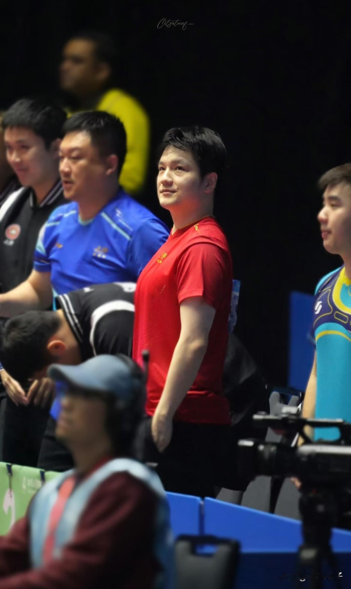 刚刚刷到樊振东昨天在赛场边上的一张照片，樊振东这站姿，这身材，是真的挺拔啊！真的