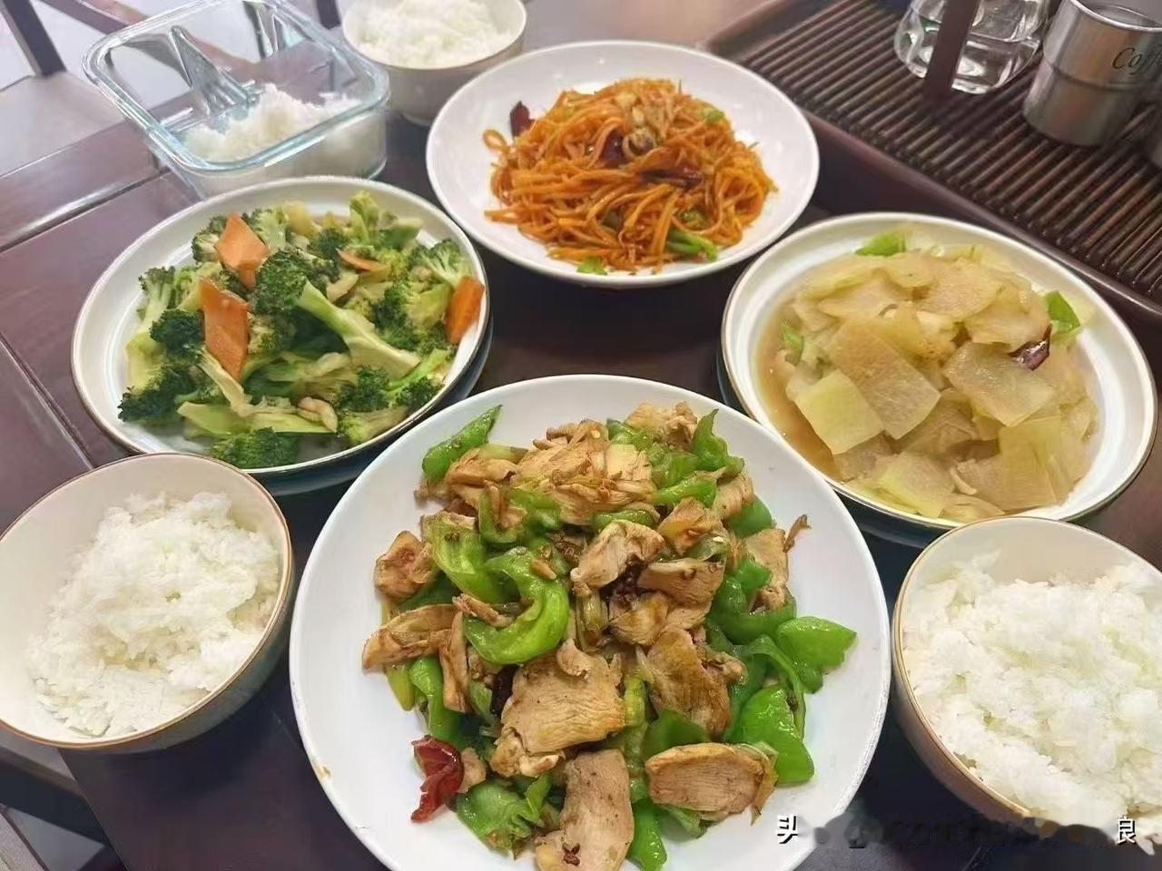 今天下班一进门，就闻到满屋子饭菜香！老公做的这桌家常菜，把我香迷糊了。青椒