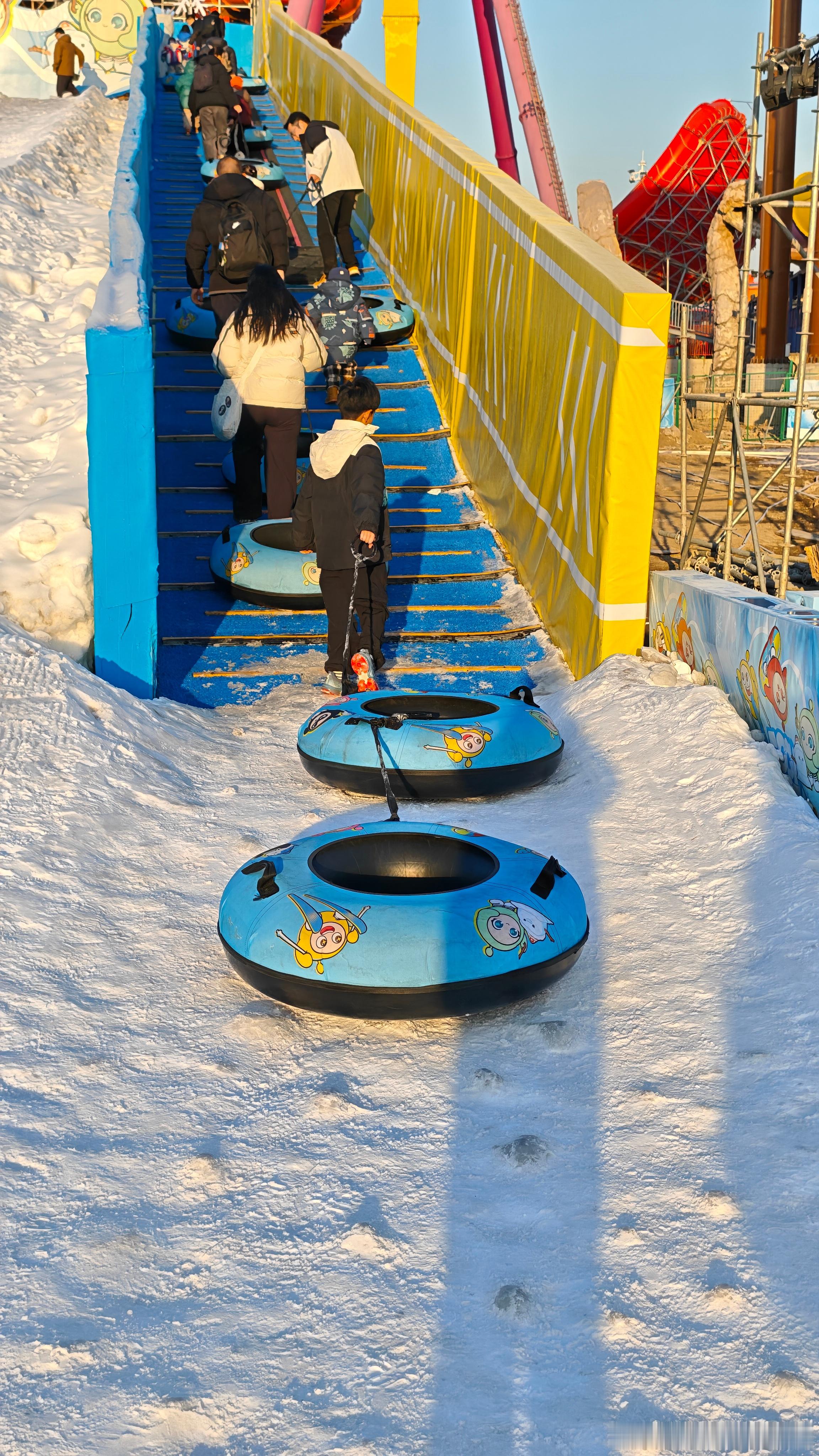 十一岁小男孩有多能造？羽绒服，裤子，鞋，就没一个地不漏的……