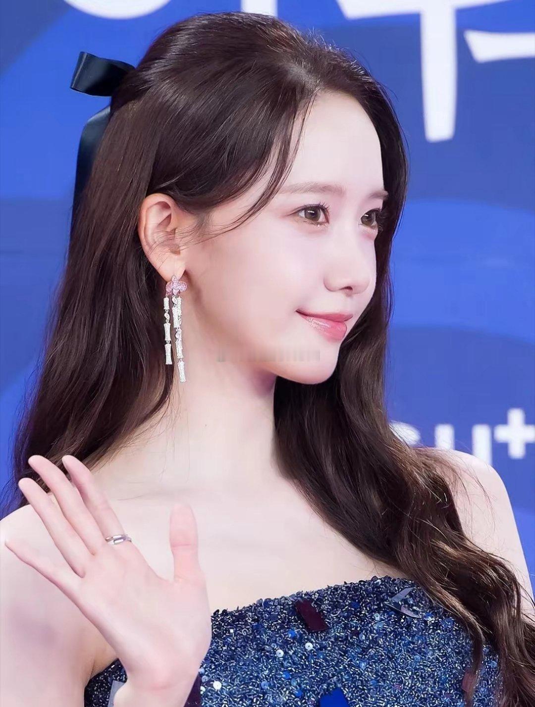 林允儿出席青龙奖红毯，穿渐变抹胸纱裙，出道18年仍肤白貌美！​​​