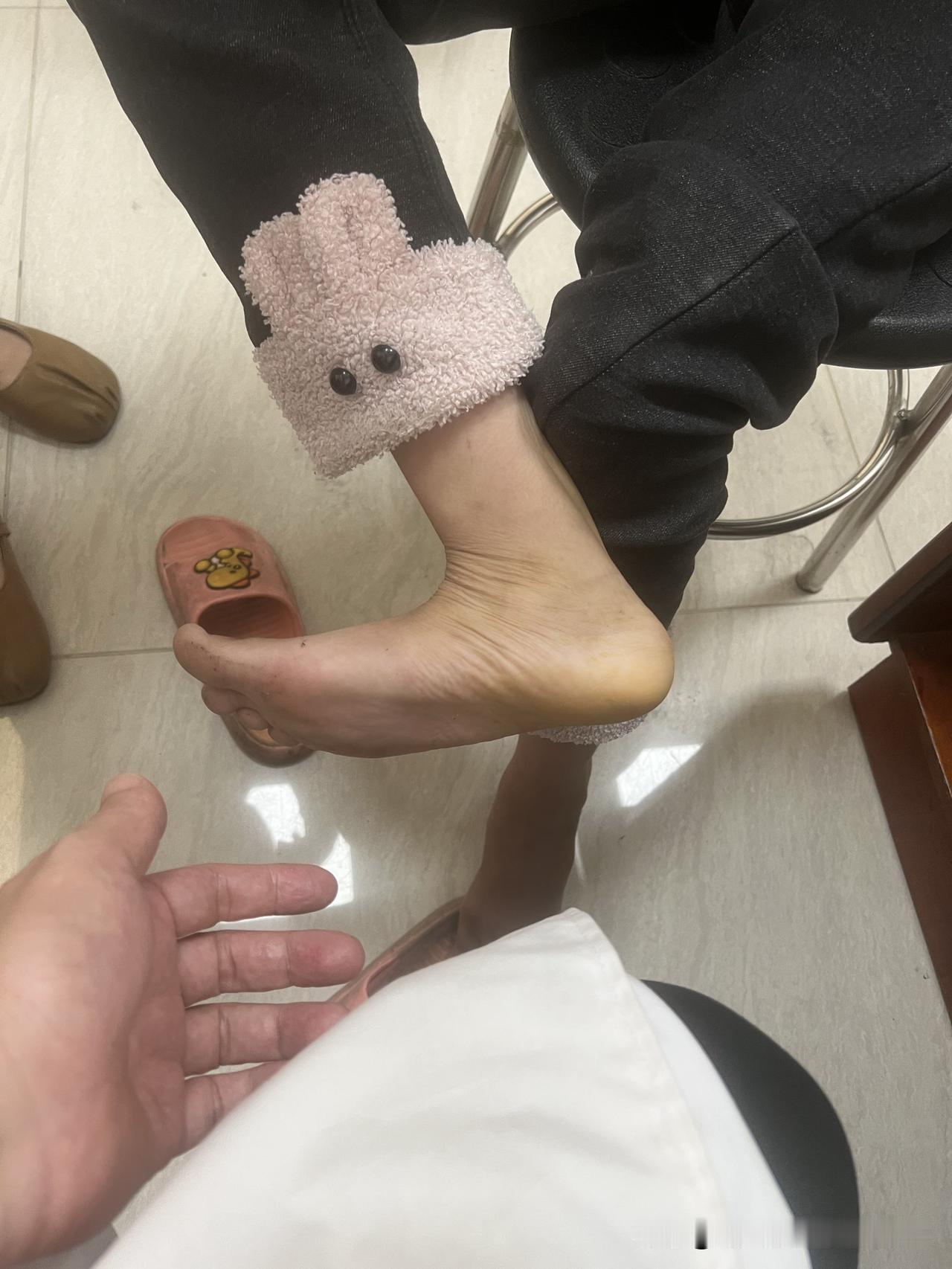 12岁女孩，一跑步就脚疼，我让她抬起脚，一看，这脚底那么扁平，难怪不能跑步，扁平