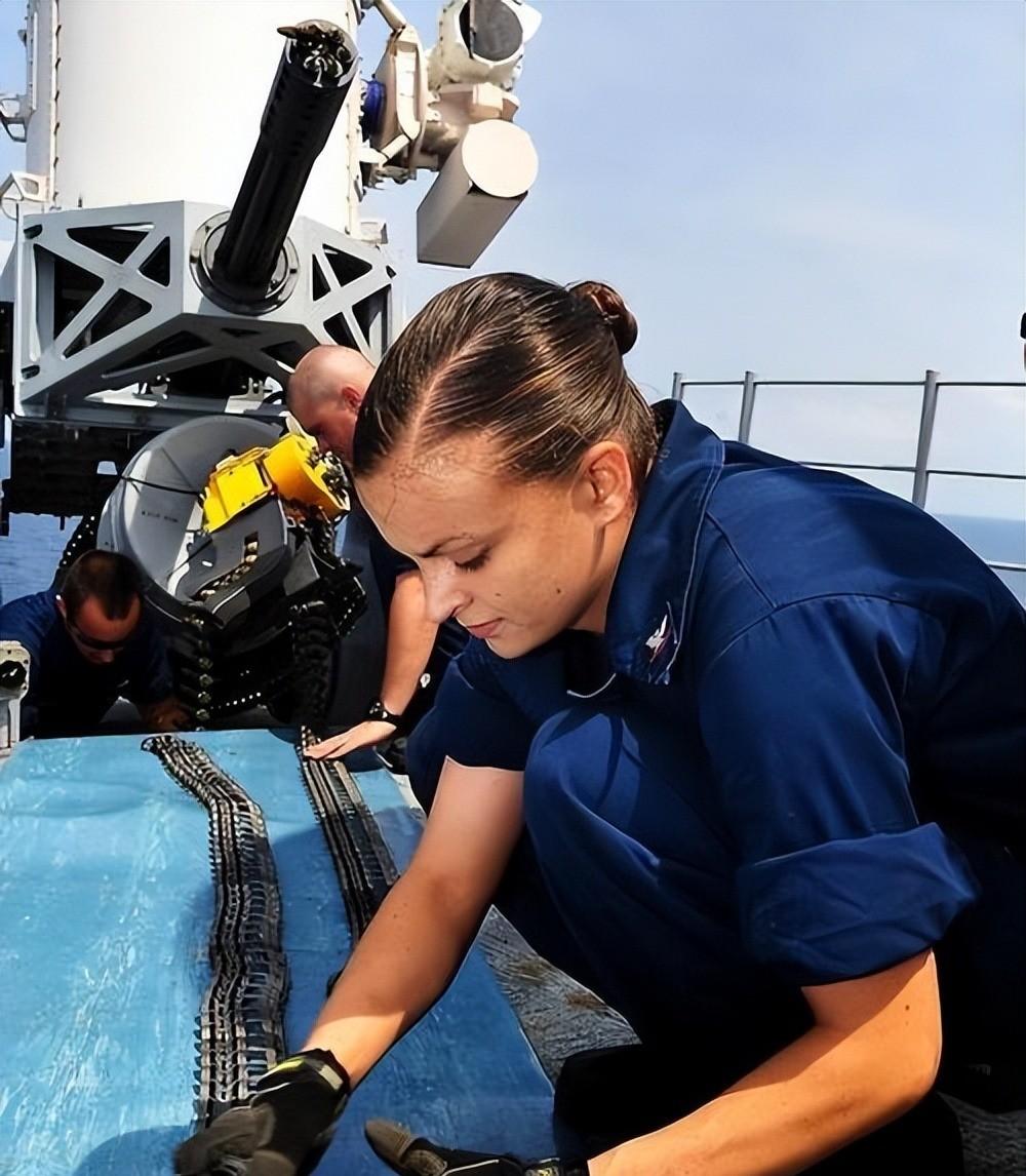 你以为美国航母不带够几百名女兵就不敢出海？这真不是炒作，而是他们用几十年血的教训