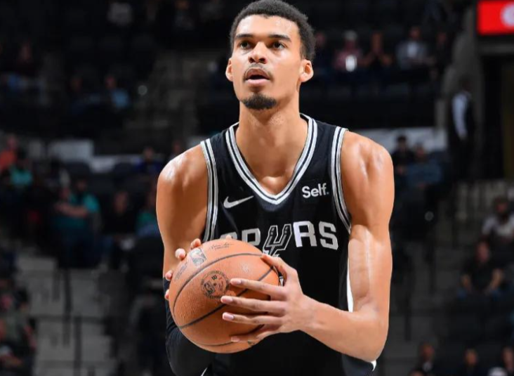 这赛季，文班亚马没和开拓者打过！？我才意识到，这赛季和开拓者打了三场，文班都