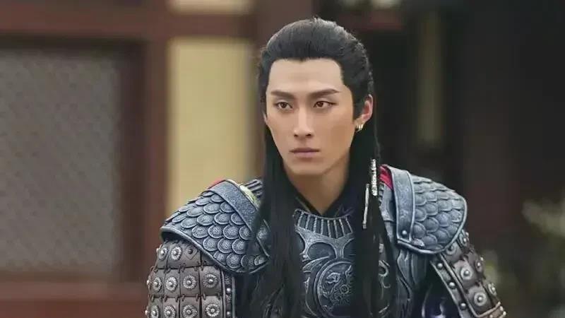 公元535年，高欢外出征战，14岁的长子高澄趁夜摸进庶母房间，只见对方身穿薄纱，