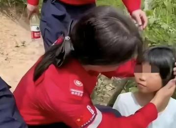 河南信阳一个7岁的小姑娘，因为晚上想念去世的爸爸，于是天不亮就来到爸爸的坟前，将