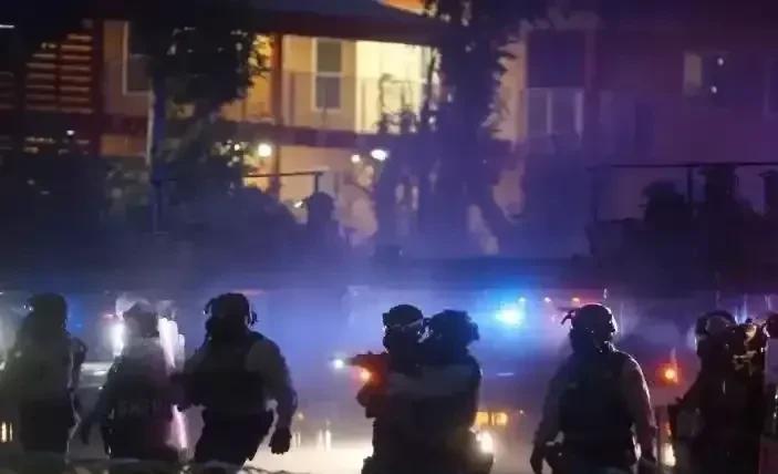 港独分裂分子睁眼看看，洛杉矶警方向示威人群开枪了!据NBC6月8日消息，洛杉矶
