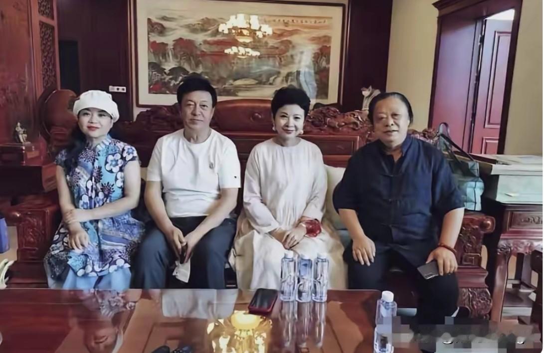 这张四人合照里，张也和吕继宏挨得近，看着特别般配，他俩虽然没结婚，却是关系特别好