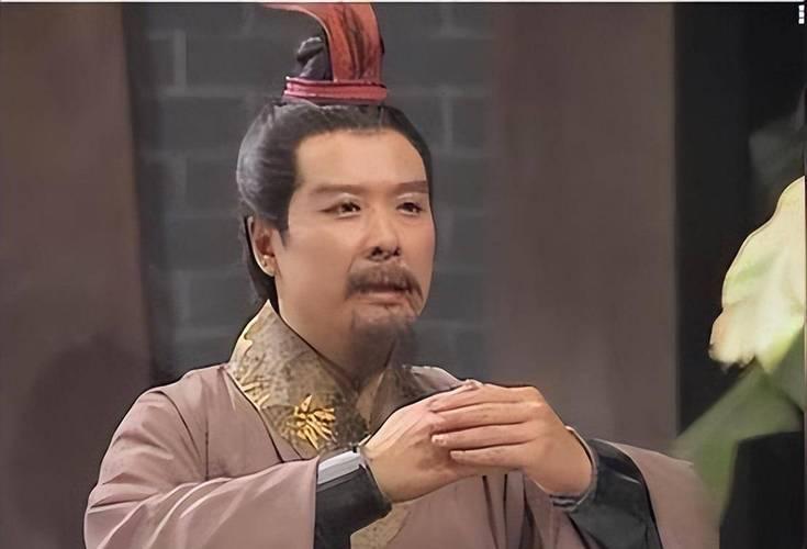 建安三年正月，刘备设鸿门宴，斩杀东汉车骑将军杨奉！正史真相太扎心建安三年正