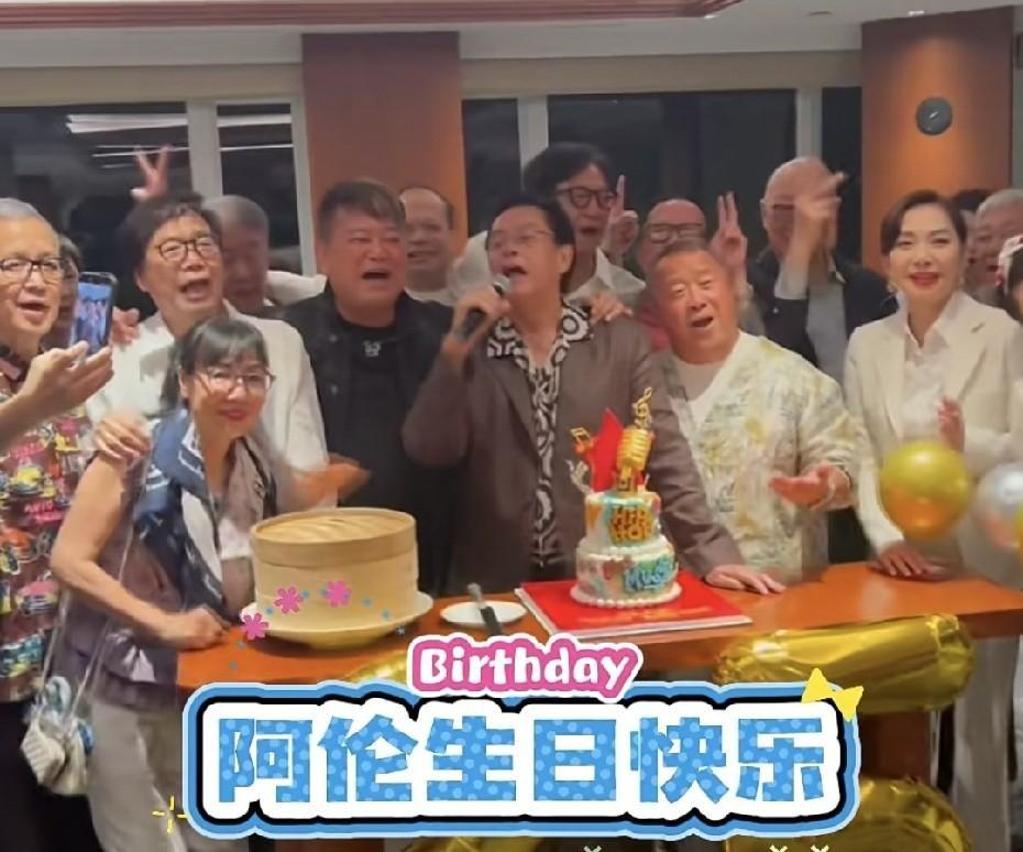 76岁生日宴上，陈百祥端着酒杯站在谭咏麟旁边，两人唱到一半还搭着肩。传了多年的不