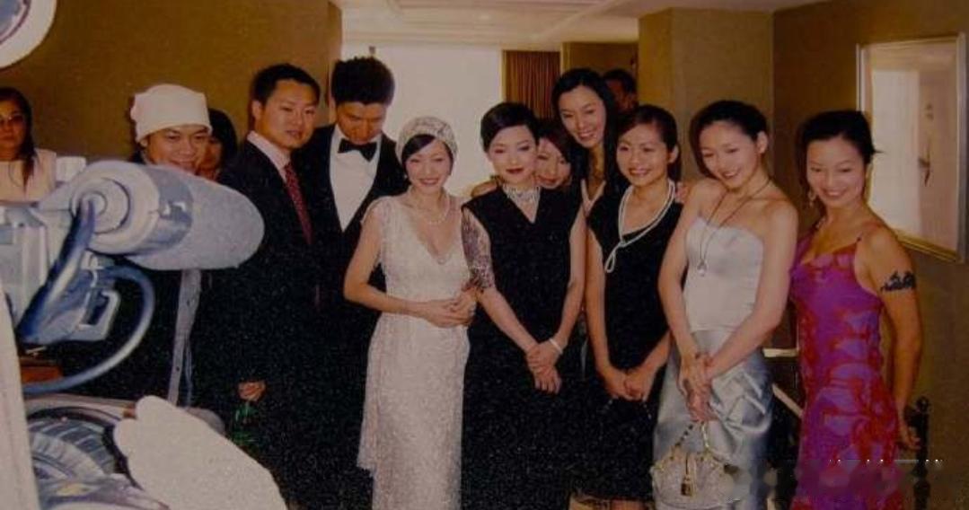 26日，小S分享归宁宴旧照，照片中大S拿相机在各个角落记录着现场。小S称永远忘不
