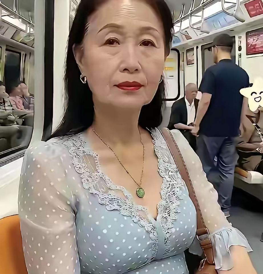 地铁里一位大姐的穿搭引发热议，有人觉得不符合年龄，有人却主张包容理解。这场讨论触