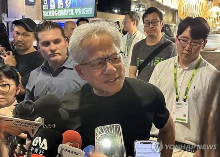 英雄联盟韩联社：黄仁勋访韩首站选在T1网吧将与T1首发5人会面韩媒韩联社发布