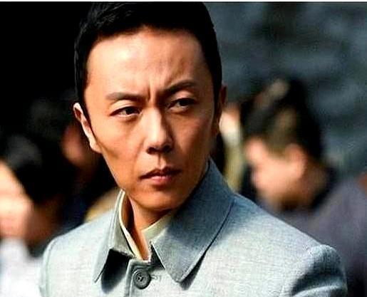 谢苗疯了。他把前两部网大赚的几千万，一分不留，全砸进了《东北警察故事3》，就为