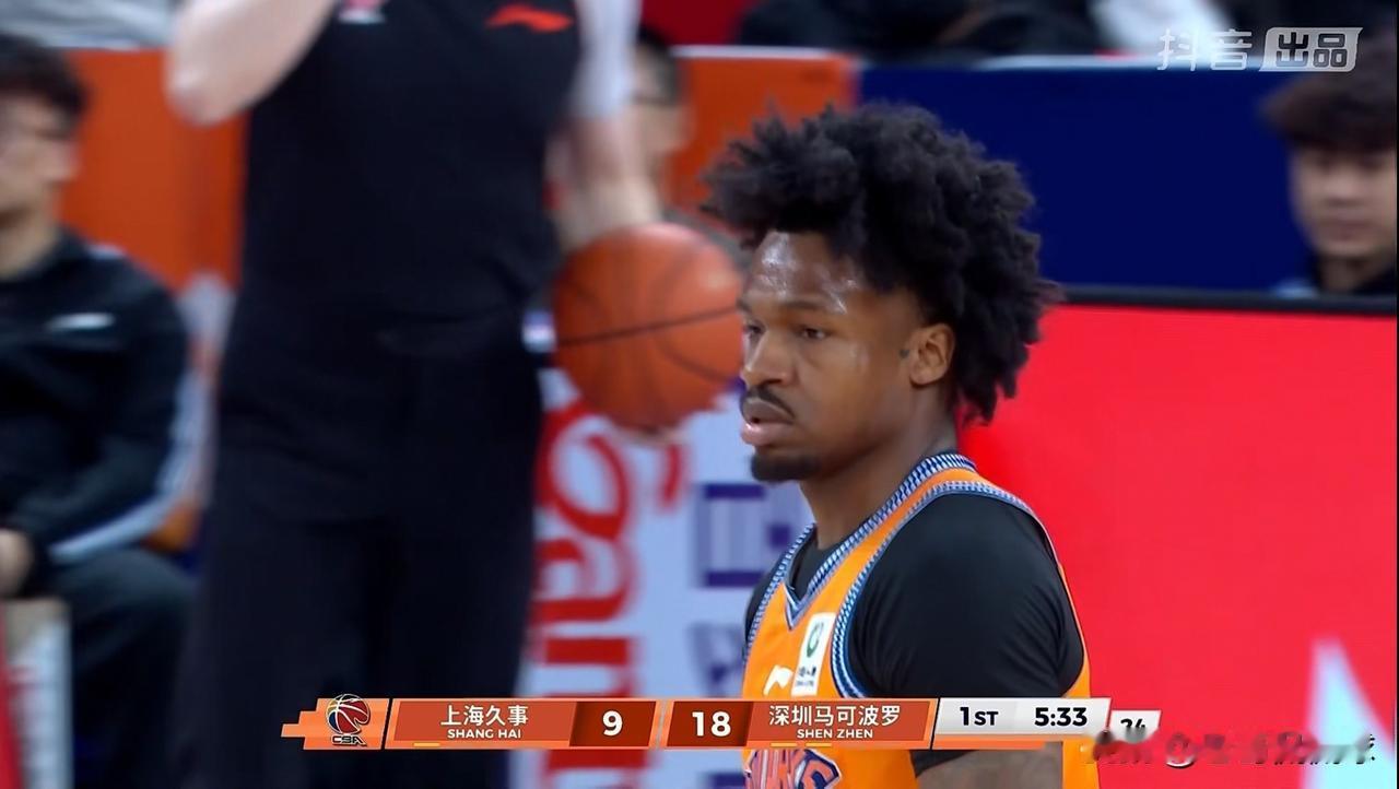 上海久事外援古德温真是活该被弃用！在今天上海久事主场迎战深圳马可波罗的比赛中，目