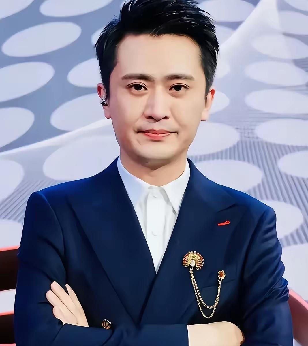 给央视卖命19年，连续6年顶着零下几十度的寒冷主持春晚分会场，却连撒贝宁的微信都