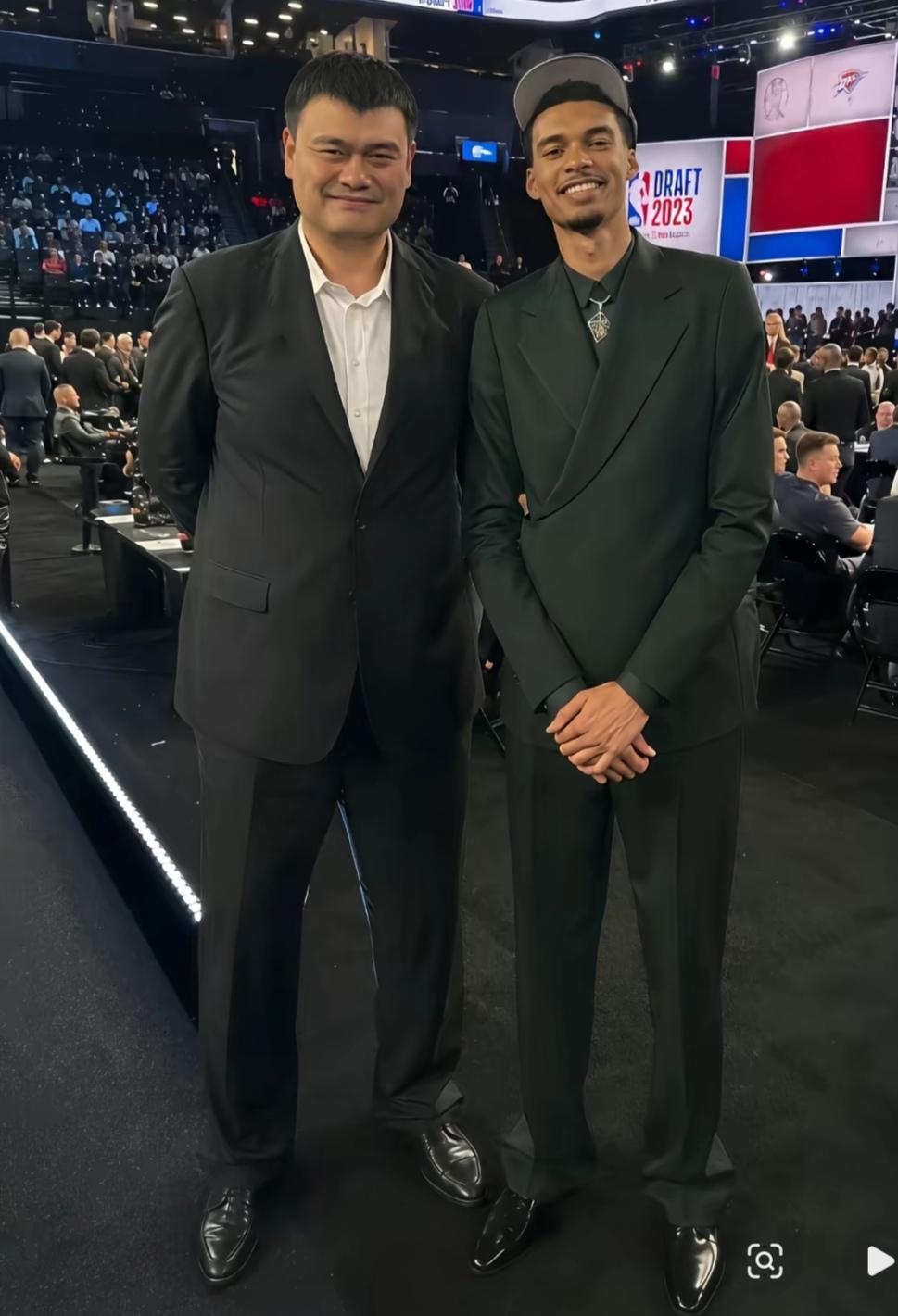姚明真的跟文班亚马一样高，网上找到他两合影不容易。官方身高都是2.26。