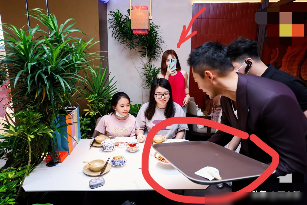 汪小菲瘦到衣服打晃，端着盘子往人堆里扎，张兰马筱梅一个没来。9月29日，麻六记佛山新店开业，排队拐了