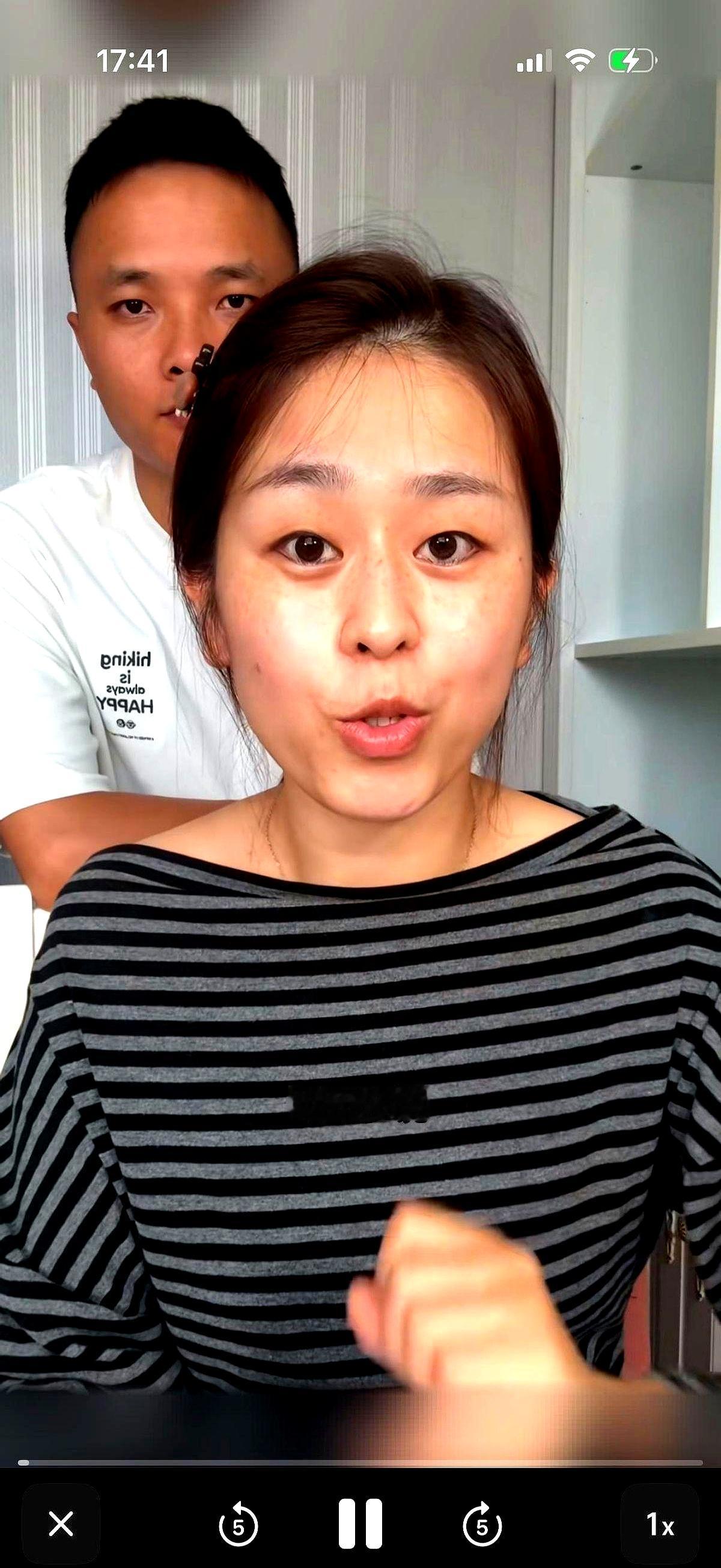 这两天，巷子口传来两纸离婚书，说是被一句话点着了火：男人手里得攥点自己的钱。话