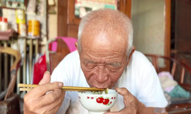 不是谣言! 医学发现: 过午不食可改善血糖, 以后可以不用吃晚饭了?