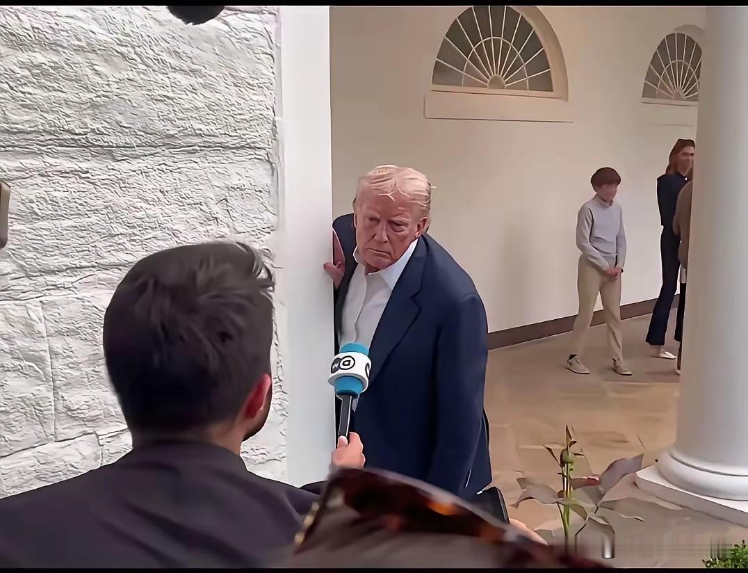 特朗普有时候也挺可爱，记者采访他还调皮，和英国国王查尔斯开会时间久了，自己饿的先