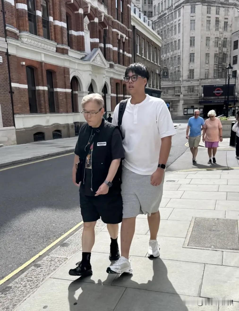 许晋亨，断崖式衰老？他不过才64岁，怎么就衰老成这样，身材严重发福，头发也是