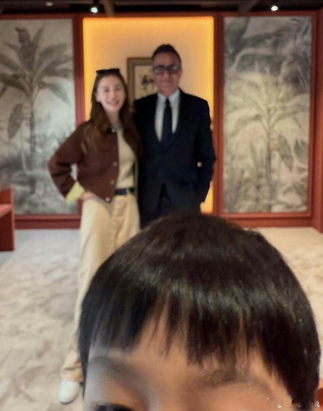 小海绵拍摄的Angelababy与爱马仕总监合影