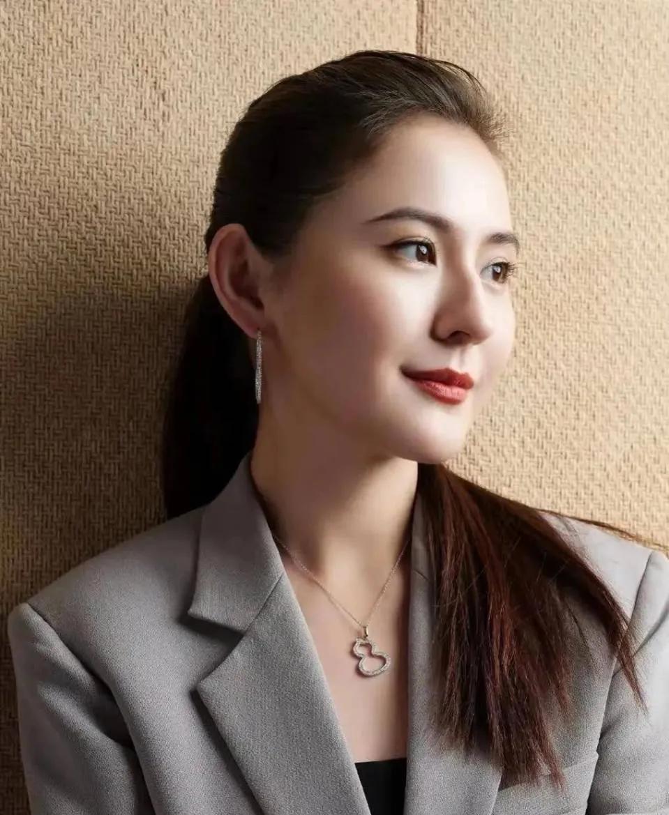 演员热依扎说：“事业慢慢往上走的时候，我却因为穿着问题，被铺天盖地的网络暴力攻击