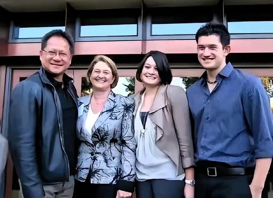 谁敢信？黄仁勋不仅娶了个美国媳妇，老婆洛丽还比他大两岁！17岁穷小子爱上19岁学