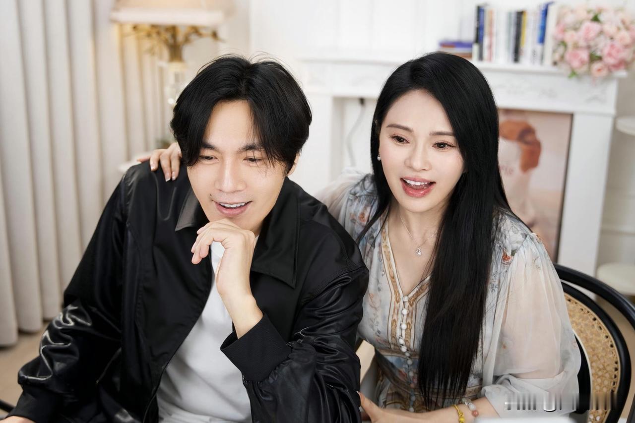 伊能静：网友问你喜欢老婆哪里？秦昊：说了也不能播。伊能静：咋就不能播了？你快