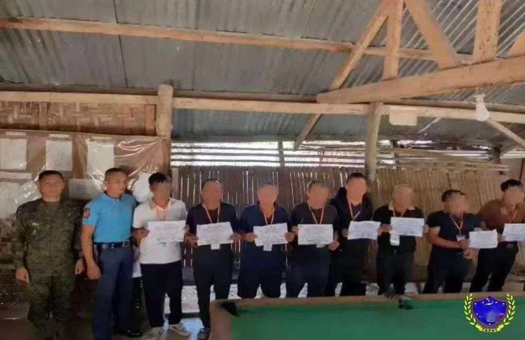 8月8日凌晨，菲律宾海警在南海仁爱礁附近海域强行拦截中国渔船，以