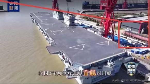 得亏我眼尖！今天四川舰出海测试前，这船厂泊位旁居然出现了一艘18年江南皮革厂生