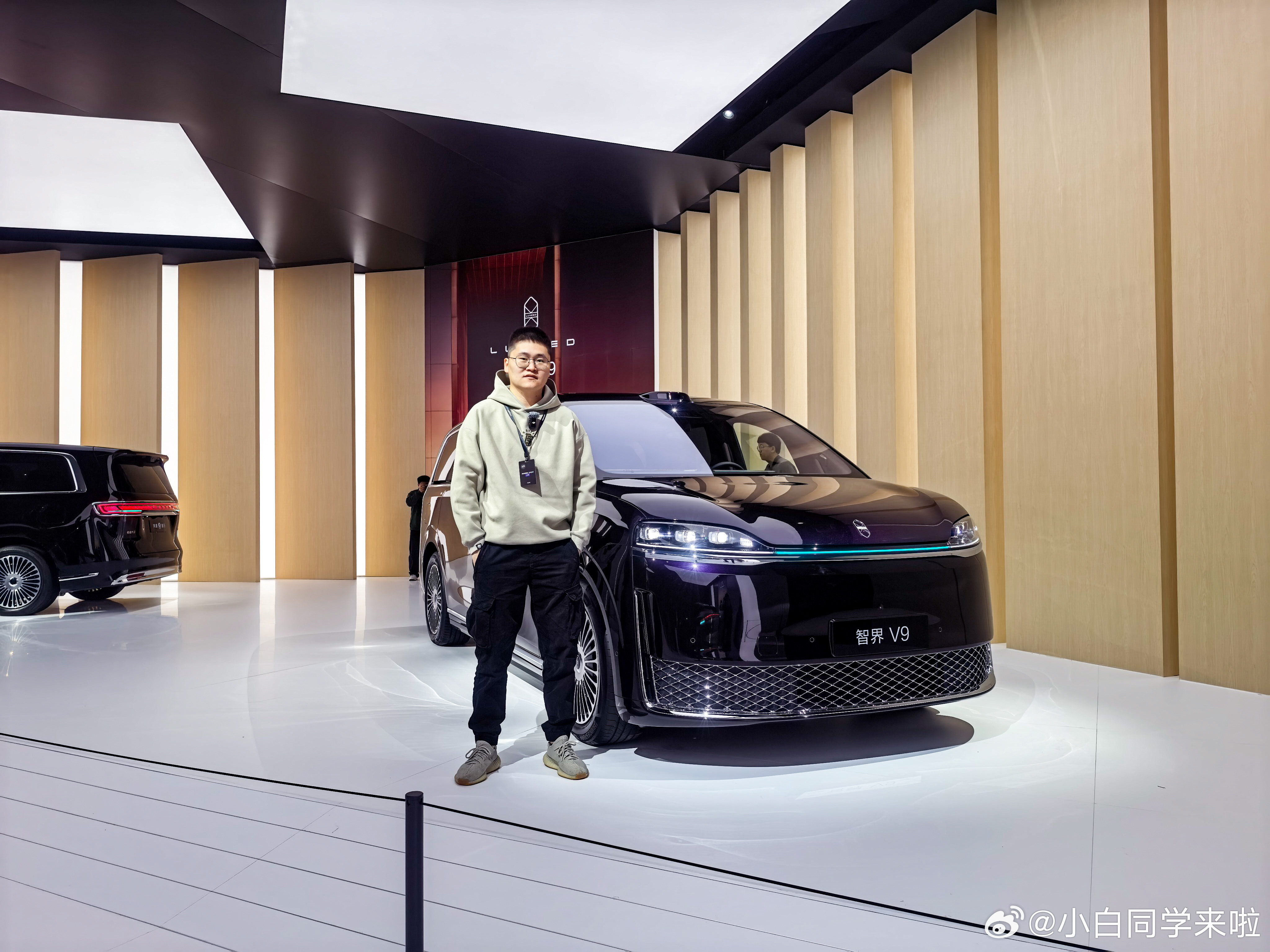 鸿蒙智行首款9系旗舰MPV实拍图分享给大家，未处理实拍图。门店展车会在