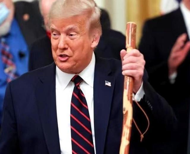 很多人以为，美国航母堵在伊朗家门口迟迟不动手，是怕了。其实，真正让白宫踩下刹车的