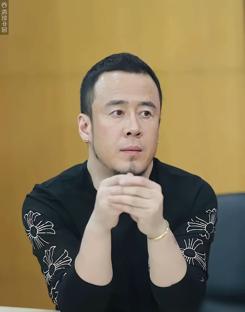 54岁杨坤，身家过亿，至今未婚无子。不是没人嫁，是他自己一句话揭了老底：当初有准确的人时，他没干准确