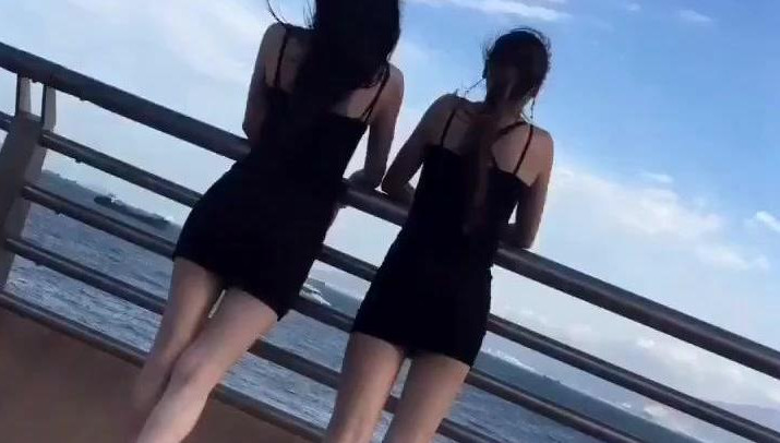 这对姐妹花看背影都太撩人了,没想到转身之后更惊艳