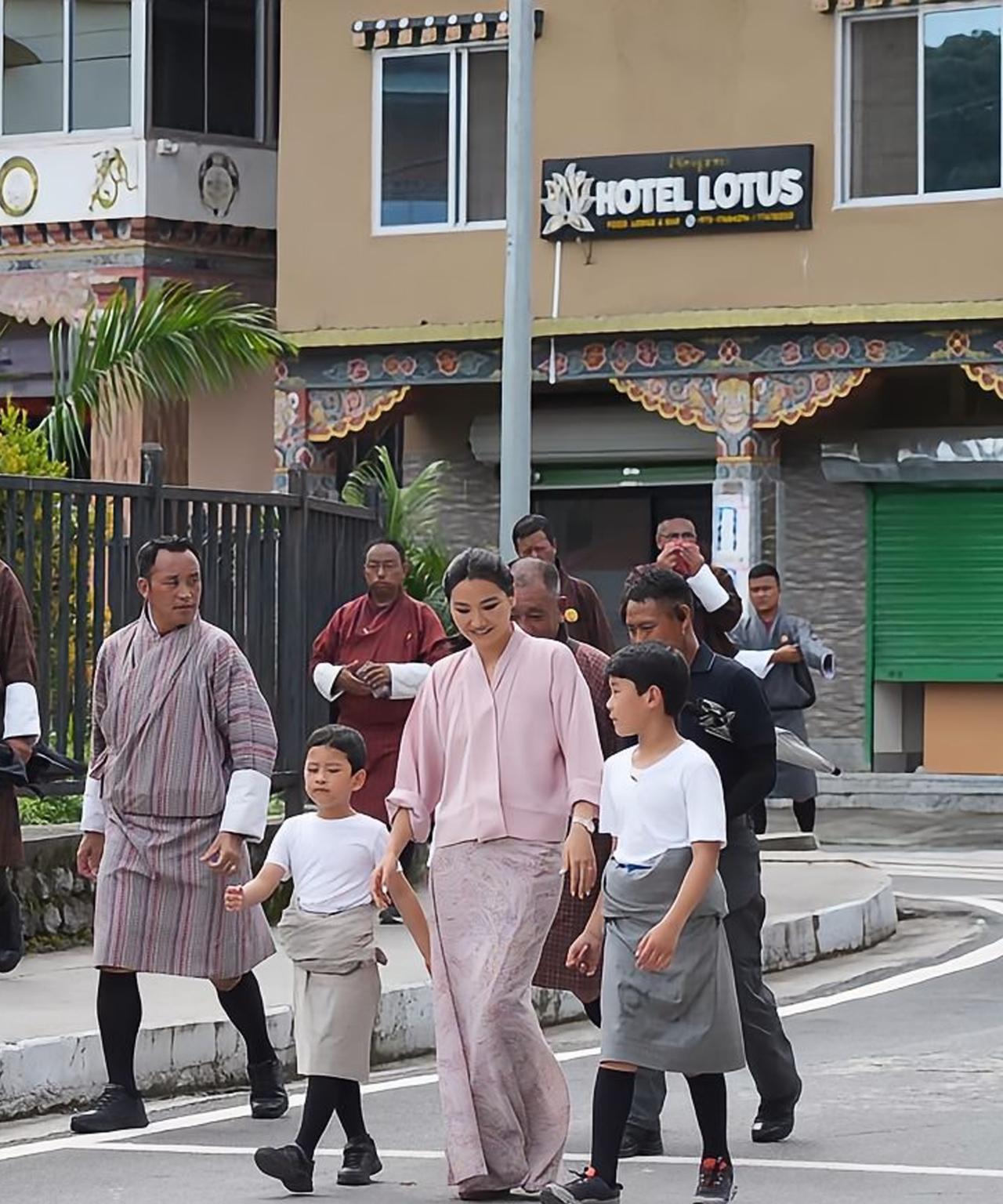 不丹国王和佩玛王后，带着两位王子参加劳动盖勒福国际机场正如火如荼修建，不丹国王
