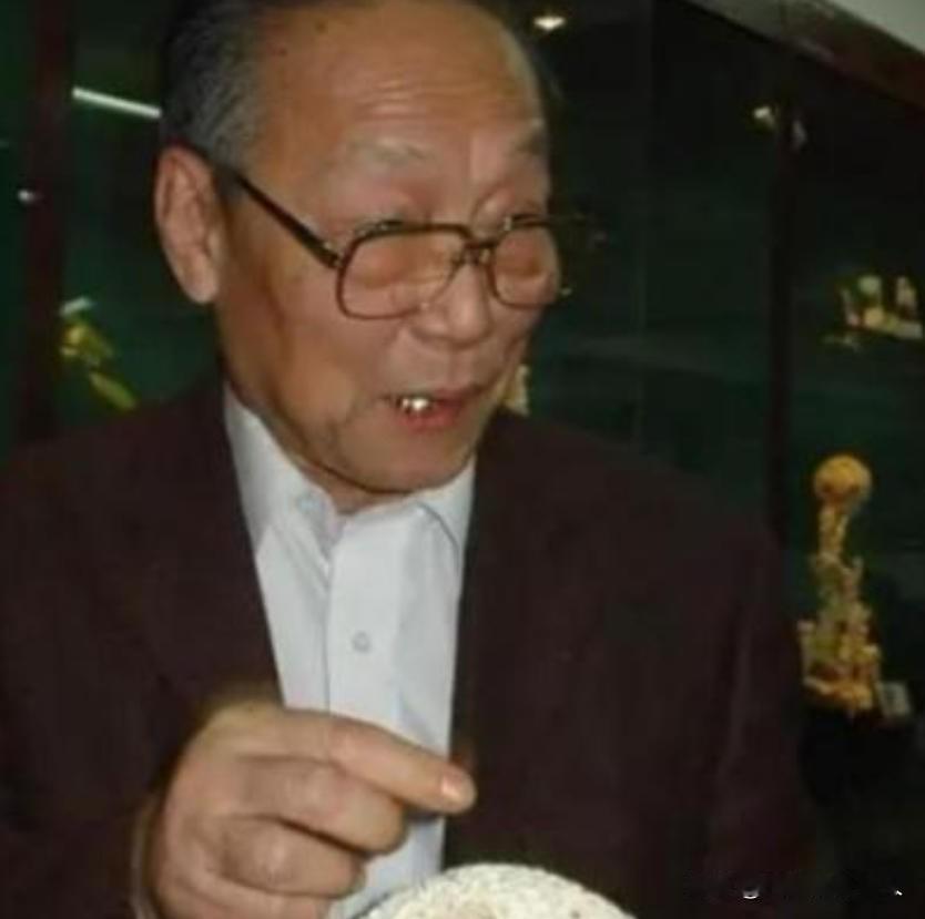 1915年，在巴拿马万国博览会上，日本制造的鬼工球比中国的鬼工球多出一层，眼看，