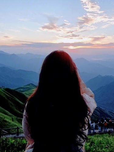 善可积福，德能聚财人这一生，最稳的靠山不是财富，而是善良与德行。善念如微光