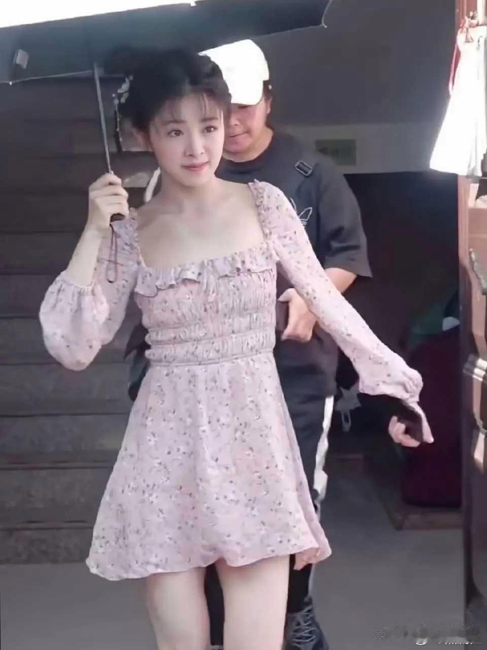 36岁的张含韵，仍然保持着少女般的身材和容颜，如果不告诉你年龄，你看她像多大年纪