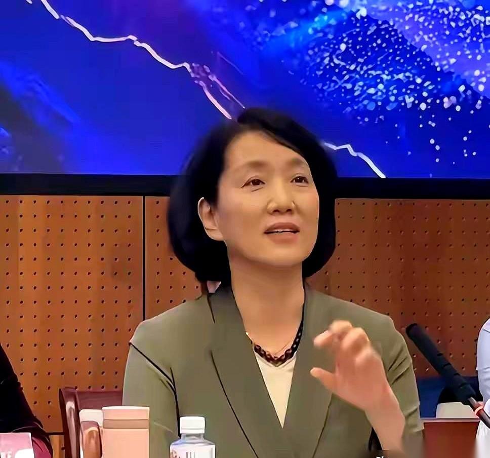 很多人是在一张聚会合影里，重新看到李修平的。照片的角落里，她就那么安安静静地坐