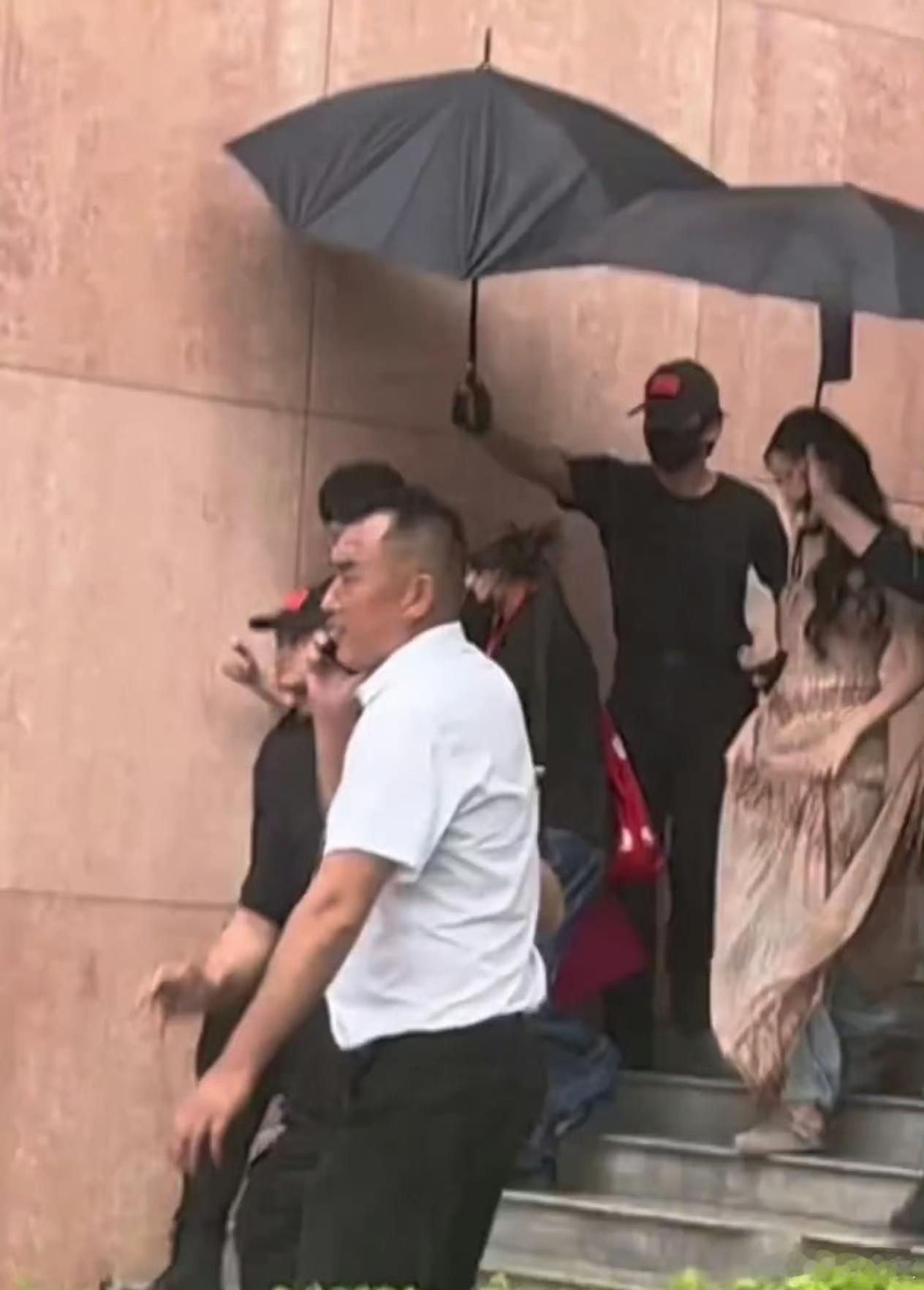 迪丽热巴活动结束离场时遇上降雨，私下穿搭主打一个实用主义！精致长裙里面偷偷搭牛仔